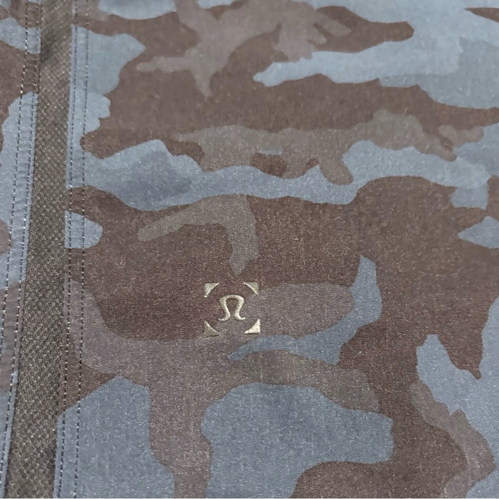 Lululemon Athletica Black and Blue Camo Athletic Shorts - Picture 4 of 4